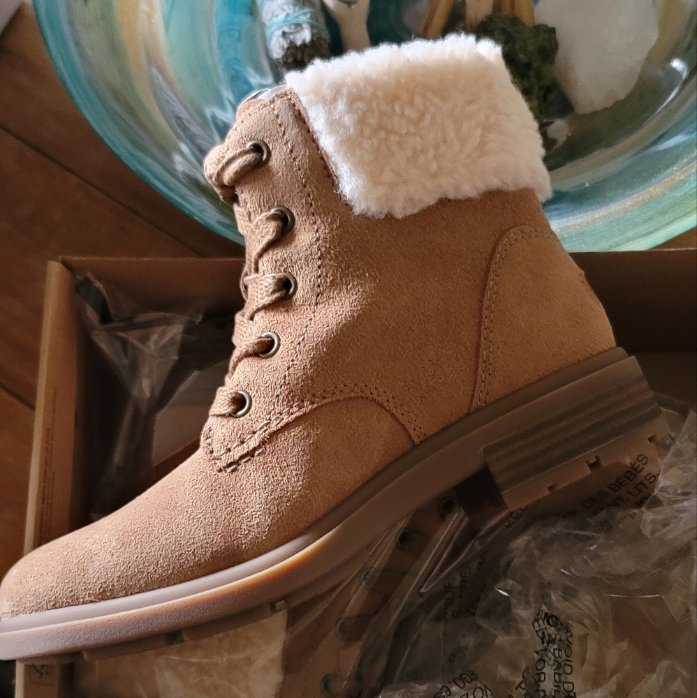 NIB UGG Harrison Ankle Boots size 6